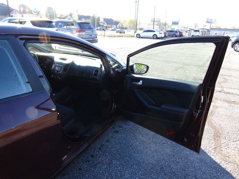 Used 2018 Kia Forte LX image 24