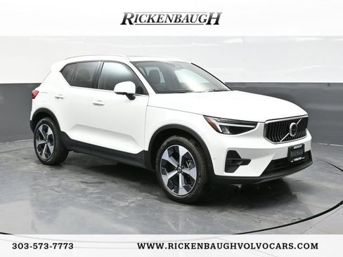 Used 2025 Volvo XC40 B5 Plus AWD/4WD image 1