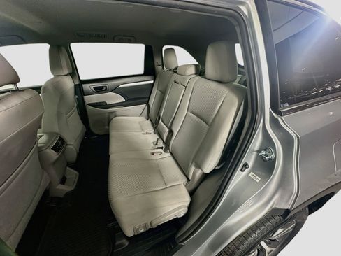 Used 2017 Toyota Highlander LE FWD image 28