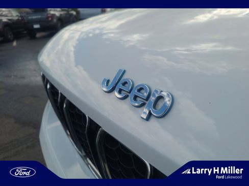 Used 2022 Jeep Grand Cherokee Overland AWD/4WD image 23
