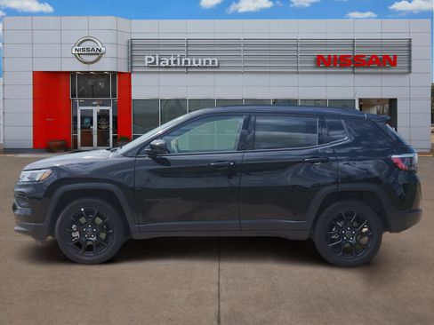 Used 2026 Jeep Compass Latitude AWD/4WD image 3