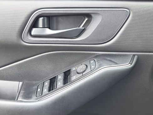 Used 2024 Nissan Rogue S image 27