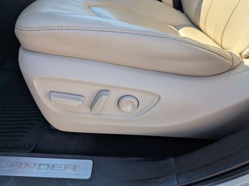 Used 2023 Toyota Highlander Limited image 11