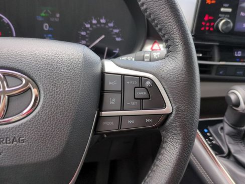 Used 2022 Toyota Sienna XLE FWD image 21