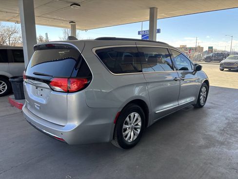 Used 2017 Chrysler Pacifica Touring-L image 7
