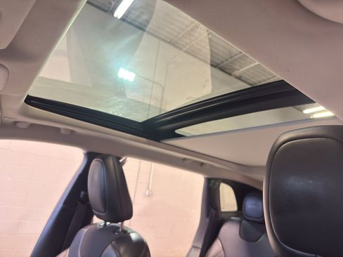 Used 2018 Jeep Cherokee Latitude Plus w/ Comfort/Convenience Group image 15