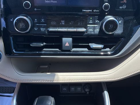 Used 2020 Toyota Highlander XLE FWD image 28