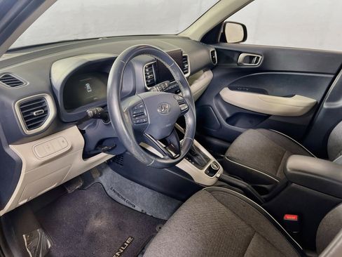 Used 2023 Hyundai Venue Limited FWD image 9