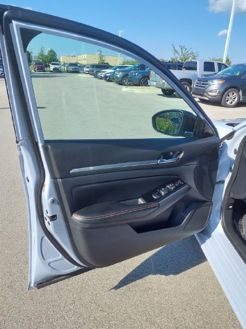 Used 2025 Nissan Altima 2.5 SR w/ SR Premium Package AWD/4WD image 17