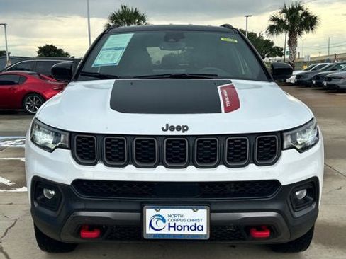 Used 2025 Jeep Compass Trailhawk AWD/4WD image 3