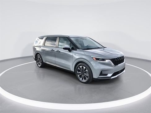 Used 2024 Kia Carnival EX image 2