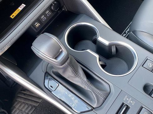 Certified 2025 Toyota Highlander XLE image 18