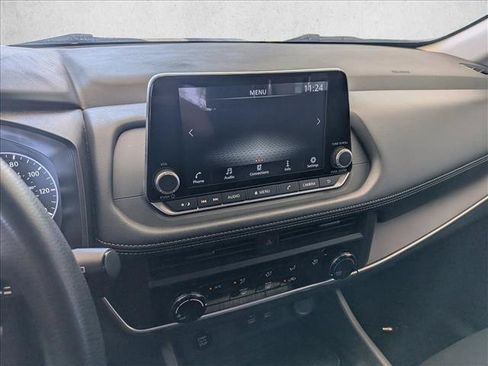 Used 2024 Nissan Rogue S FWD image 19