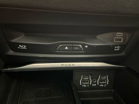 Used 2023 Chrysler Pacifica Limited w/ Uconnect Theater Family Group image 29