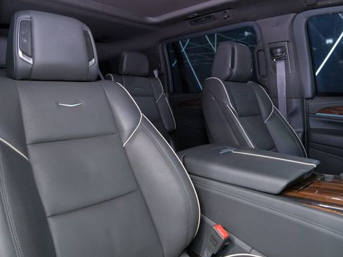 Used 2024 Cadillac Escalade ESV Premium Luxury image 33