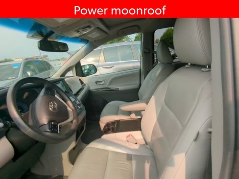 Used 2017 Toyota Sienna XLE Premium FWD image 6