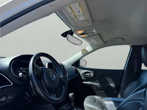 Used 2019 Jeep Cherokee Trailhawk AWD/4WD image 14