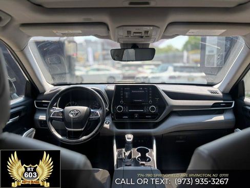 Used 2021 Toyota Highlander XLE AWD/4WD image 11
