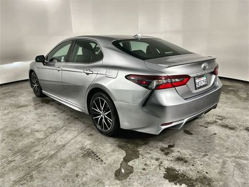 Used 2022 Toyota Camry SE image 6