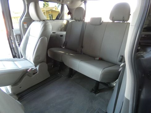 Used 2017 Toyota Sienna XLE image 51