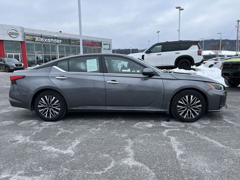 Used 2023 Nissan Altima 2.5 SV image 2