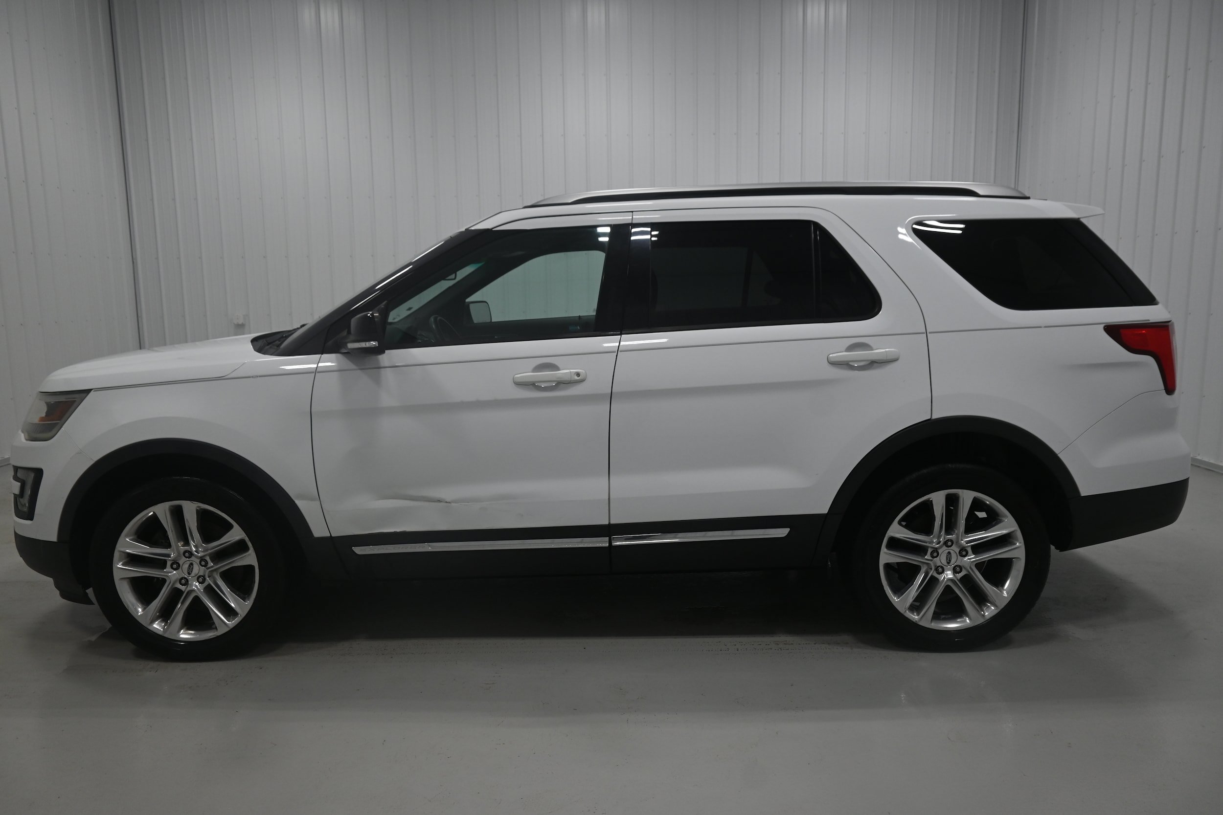 Used 2016 Ford Explorer XLT w/ Equipment Group 201A AWD/4WD image 21