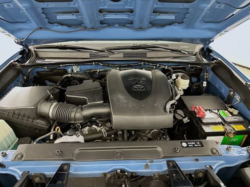 Used 2019 Toyota Tacoma TRD Sport AWD/4WD image 29