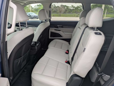 Certified 2025 Kia Telluride EX FWD image 16