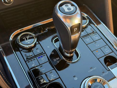Used 2025 Bentley Flying Spur Plug-In Hybrid AWD/4WD image 29