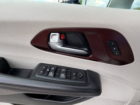Used 2020 Chrysler Pacifica Limited FWD image 16