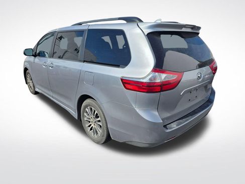 Used 2018 Toyota Sienna XLE FWD image 7