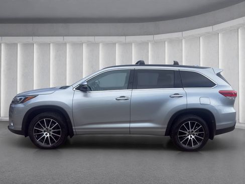Used 2017 Toyota Highlander SE AWD/4WD image 2