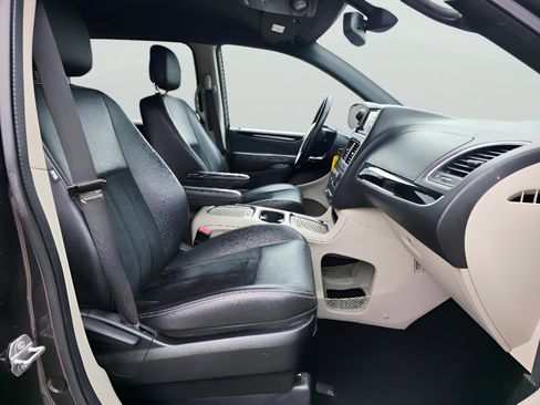 Used 2018 Dodge Grand Caravan SXT image 16