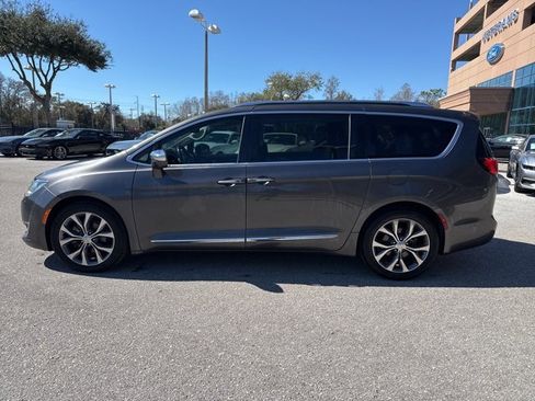 Used 2017 Chrysler Pacifica Limited w/ Advanced Safetytec Group image 2
