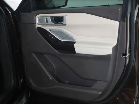 Used 2020 Ford Explorer Platinum w/ Premium Technology Package AWD/4WD image 36