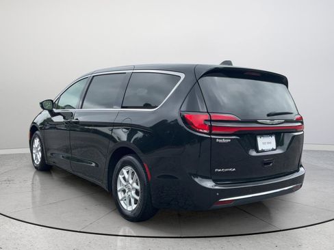 Used 2023 Chrysler Pacifica Touring-L FWD image 9