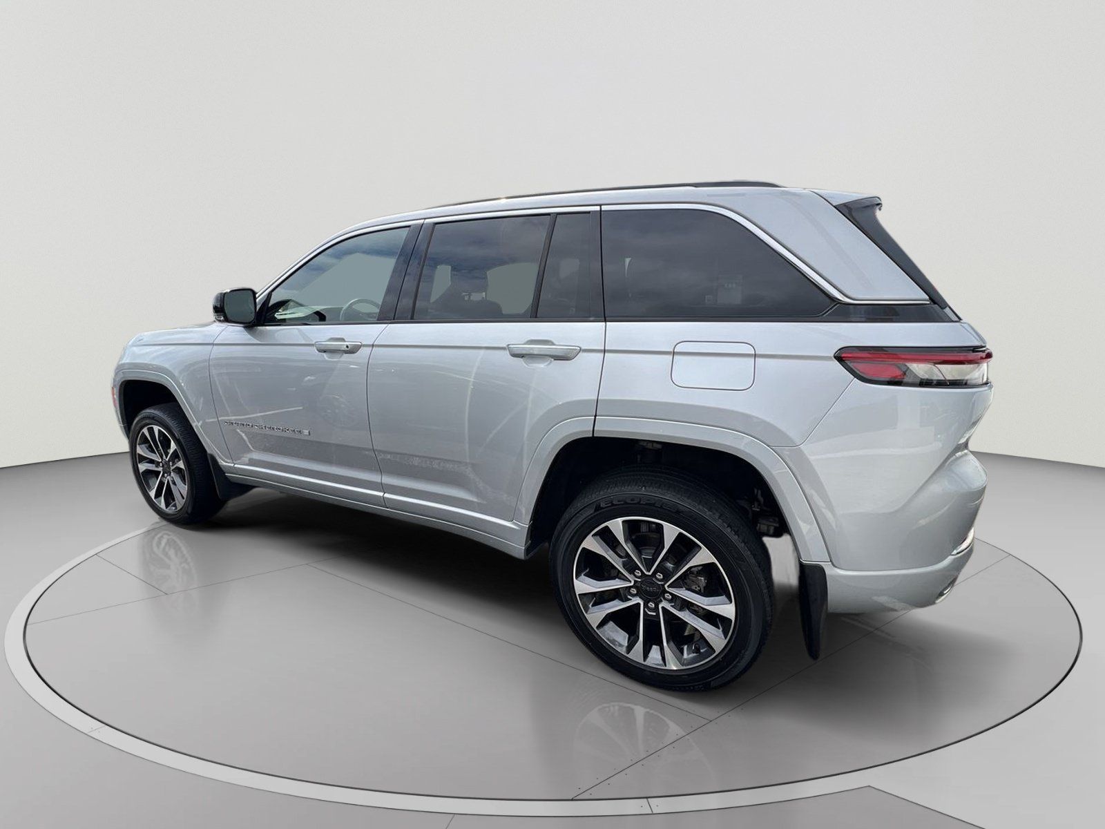 Used 2022 Jeep Grand Cherokee Overland w/ MOPAR Finishing Package AWD/4WD image 2