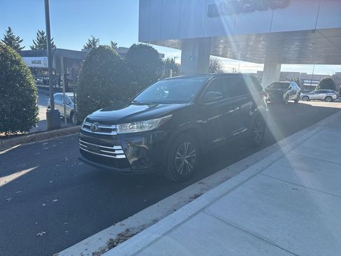 Used 2018 Toyota Highlander LE image 9