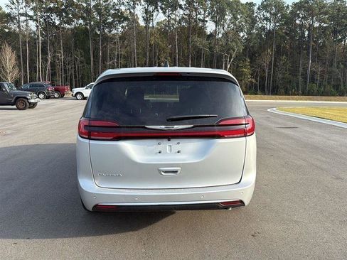 New 2026 Chrysler Pacifica Select image 7
