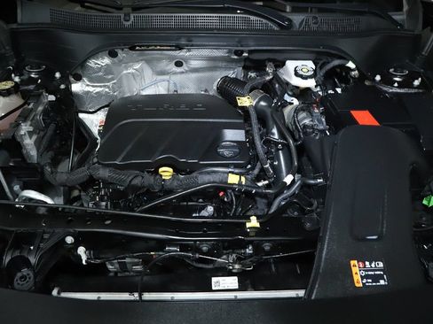Used 2025 Chevrolet Trax RS w/ Sunroof Package FWD image 35