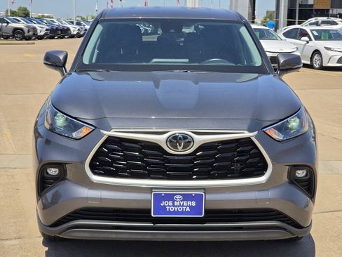 Used 2025 Toyota Highlander LE FWD image 3