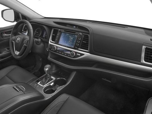 Used 2017 Toyota Highlander XLE w/ Carpet Mat Package image 17