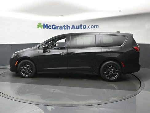 Used 2020 Chrysler Pacifica Touring w/ S Appearance Package FWD image 24