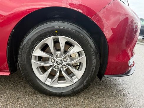 Used 2022 Toyota Sienna XLE image 4