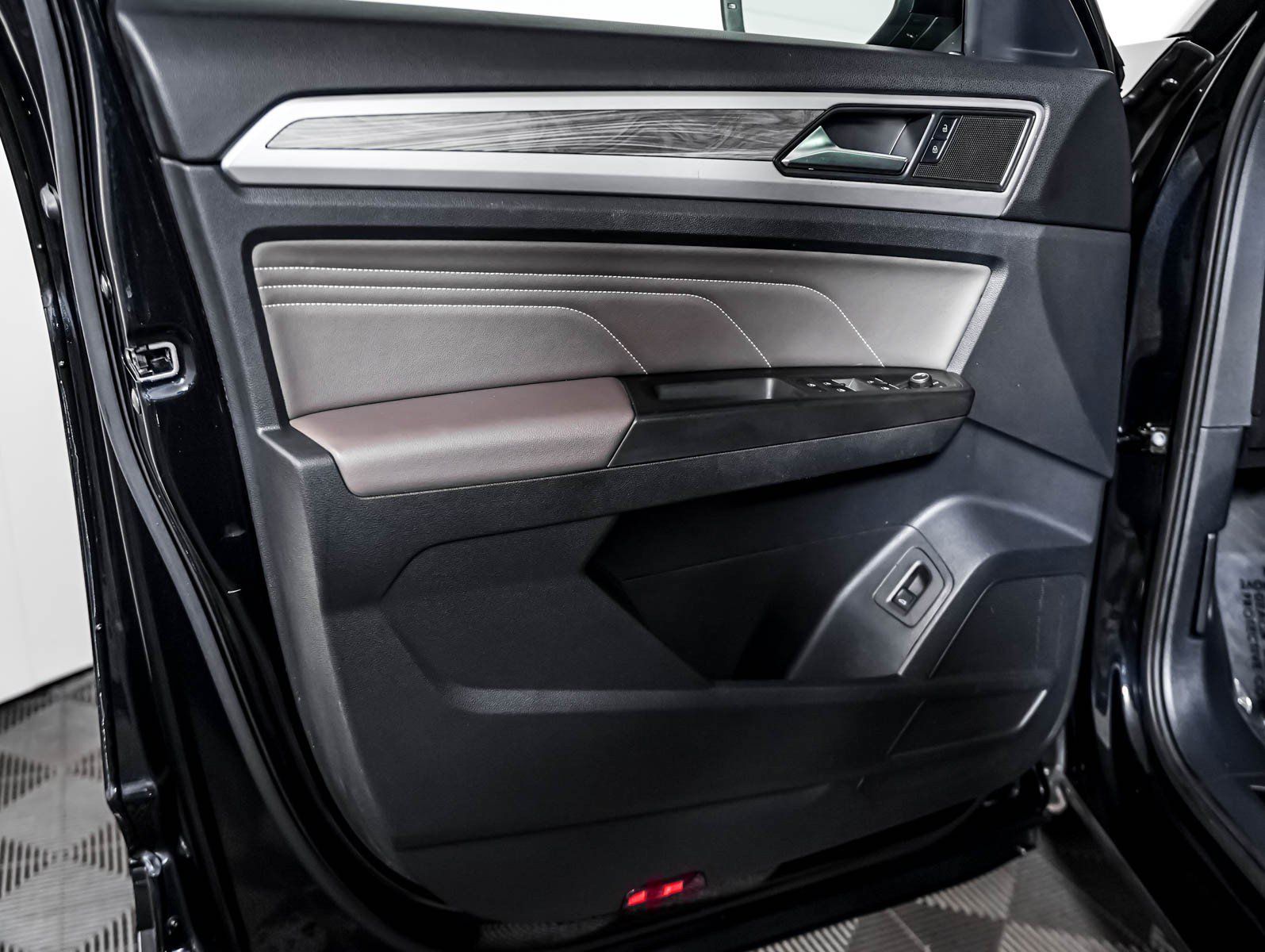 Used 2023 Volkswagen Atlas Cross Sport SE w/ Panoramic Sunroof Package FWD image 21