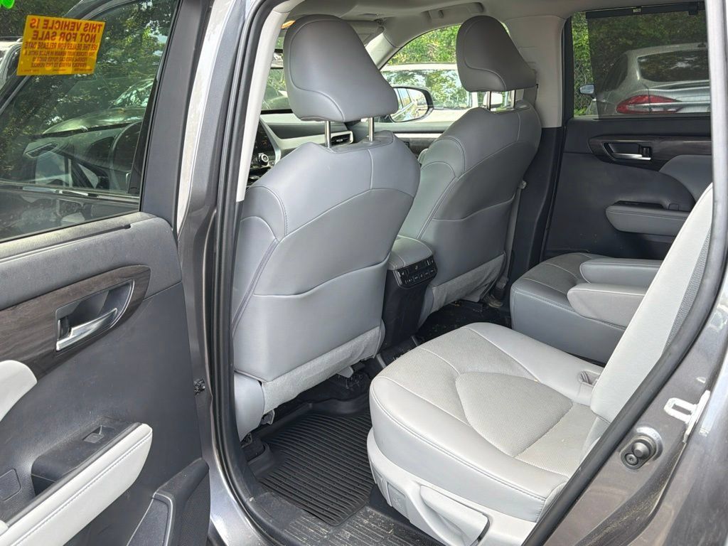 Used 2021 Toyota Highlander Platinum AWD/4WD image 18