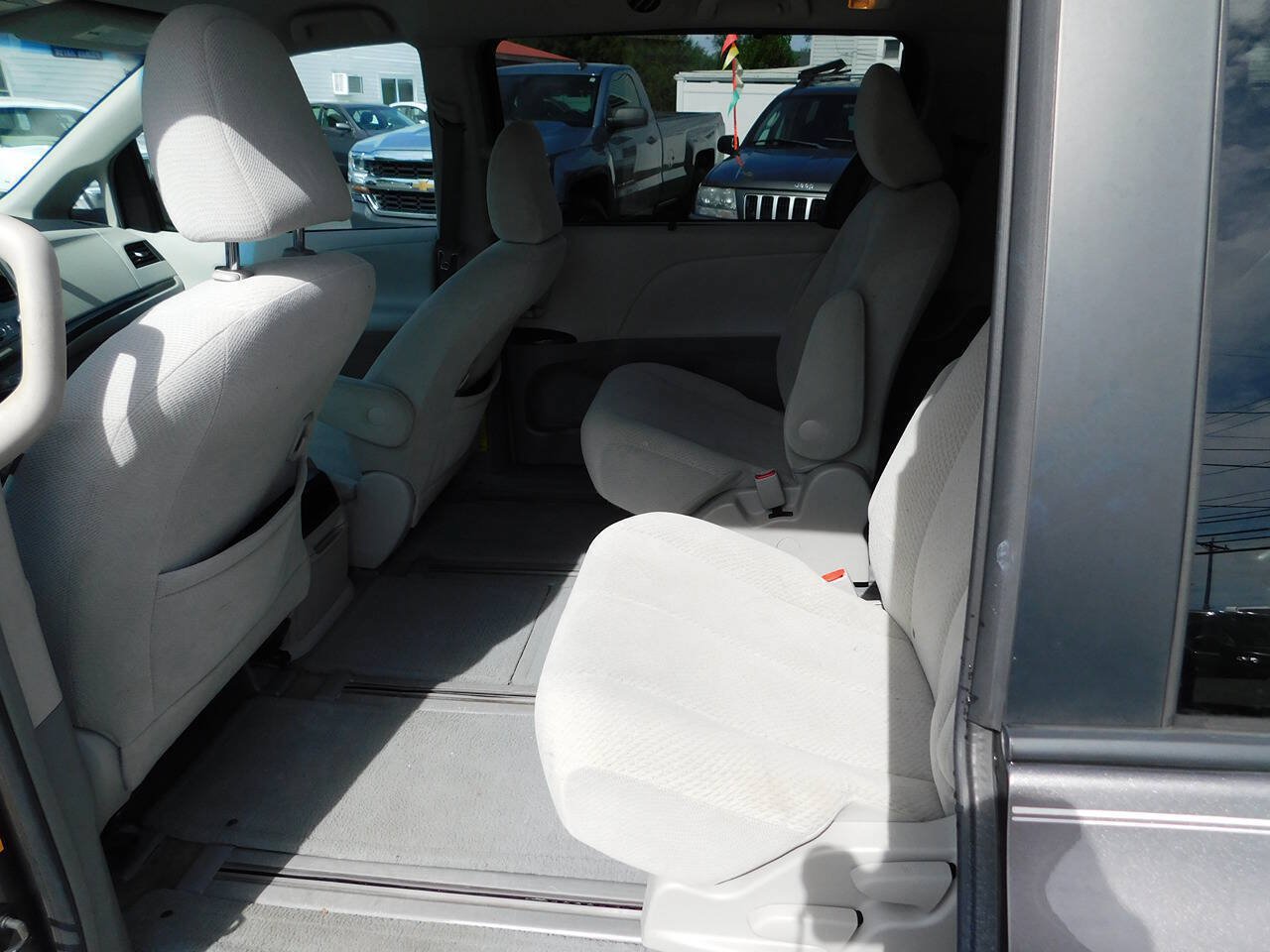Used 2012 Toyota Sienna LE w/ Towing Pkg AWD/4WD image 17