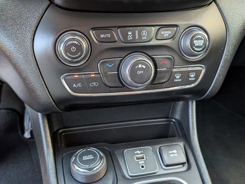 Used 2022 Jeep Cherokee Latitude Plus AWD/4WD image 8