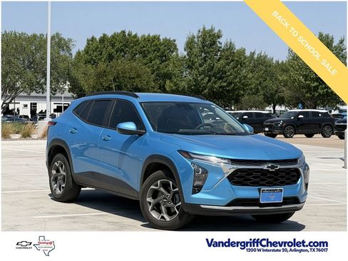 Used 2025 Chevrolet Trax LT w/ Driver Confidence Package FWD image 2
