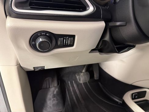 Used 2018 Chrysler Pacifica LX FWD image 14
